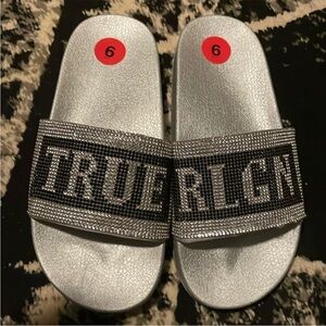 Brand new true religion slides sz 6 Silver and black